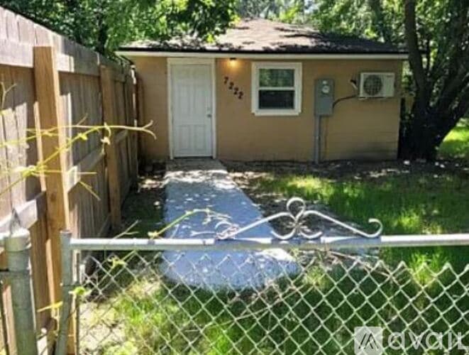 Jacksonville House: 7222 Macklin St