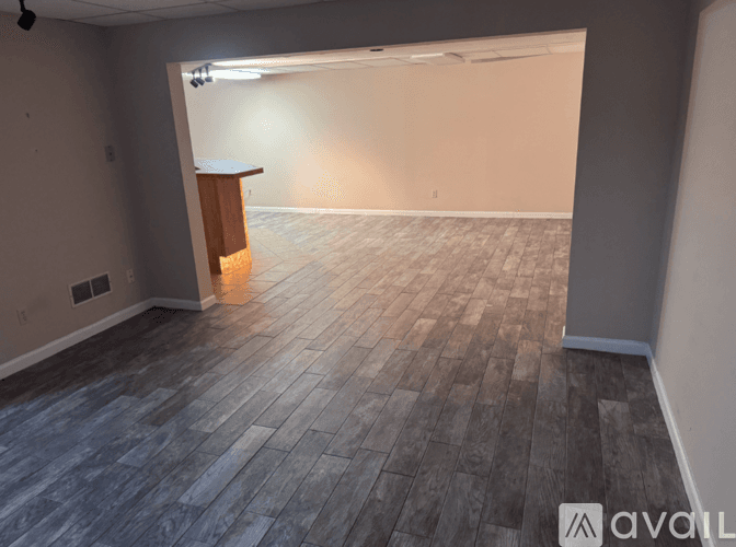 Bloomington House: 20 Downing Cir
