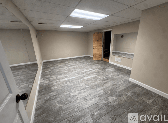 Bloomington House: 20 Downing Cir
