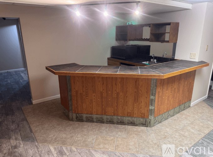 Bloomington House: 20 Downing Cir
