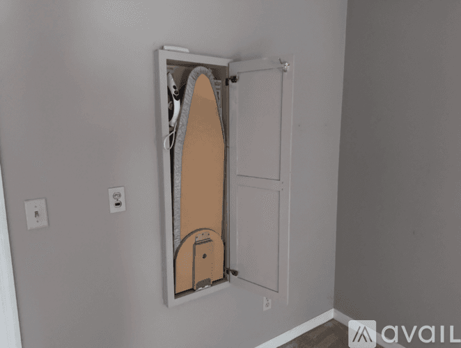 Bloomington House: 20 Downing Cir