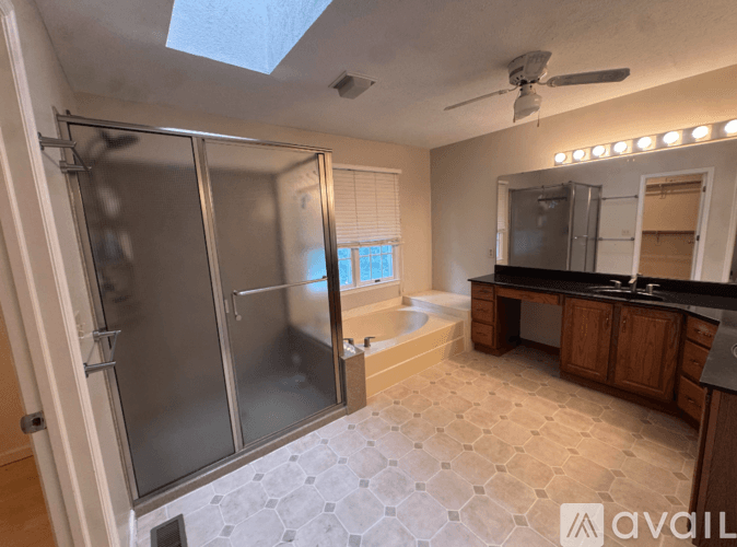 Bloomington House: 20 Downing Cir