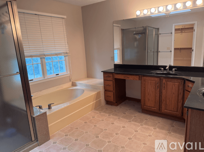 Bloomington House: 20 Downing Cir