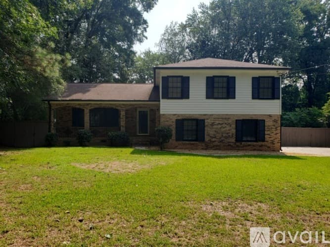 Dunwoody House: 5649 Roberts Dr