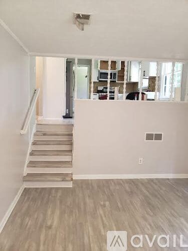 Dunwoody House: 5649 Roberts Dr