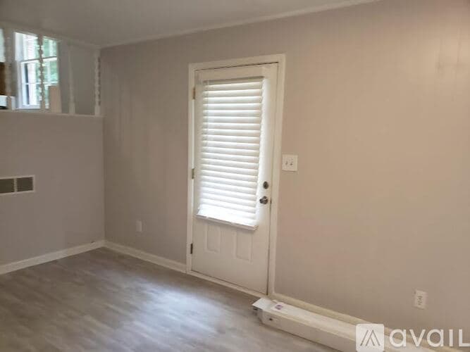 Dunwoody House: 5649 Roberts Dr
