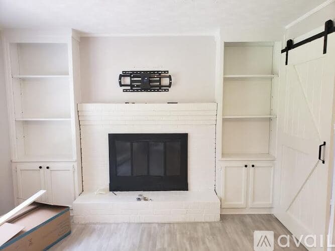 Dunwoody House: 5649 Roberts Dr