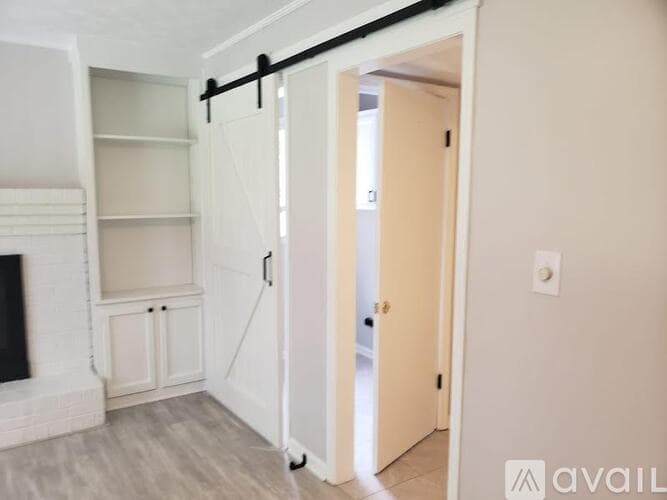 Dunwoody House: 5649 Roberts Dr