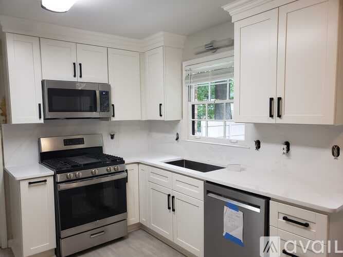 Dunwoody House: 5649 Roberts Dr
