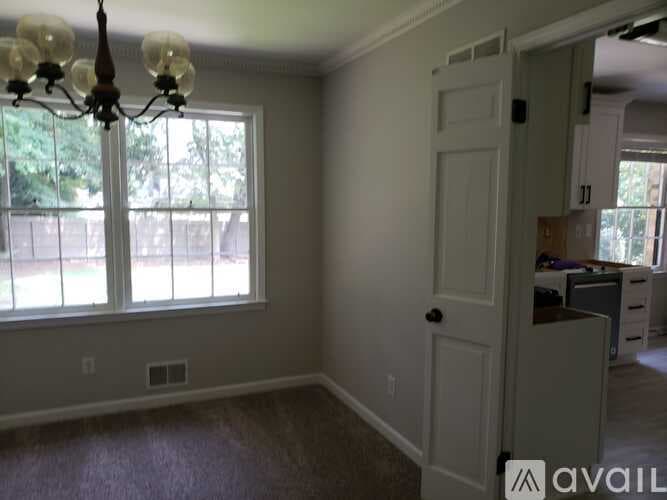 Dunwoody House: 5649 Roberts Dr