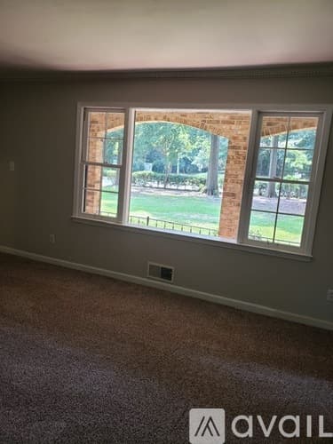 Dunwoody House: 5649 Roberts Dr