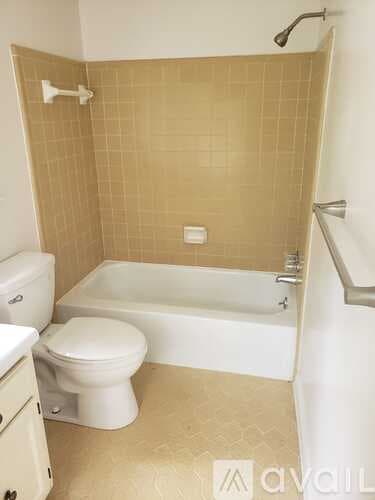 Dunwoody House: 5649 Roberts Dr