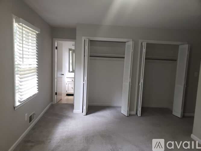 Dunwoody House: 5649 Roberts Dr