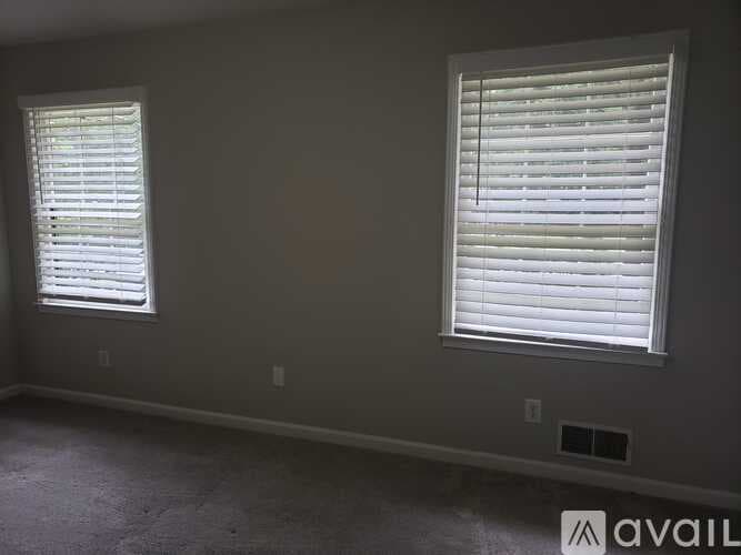 Dunwoody House: 5649 Roberts Dr