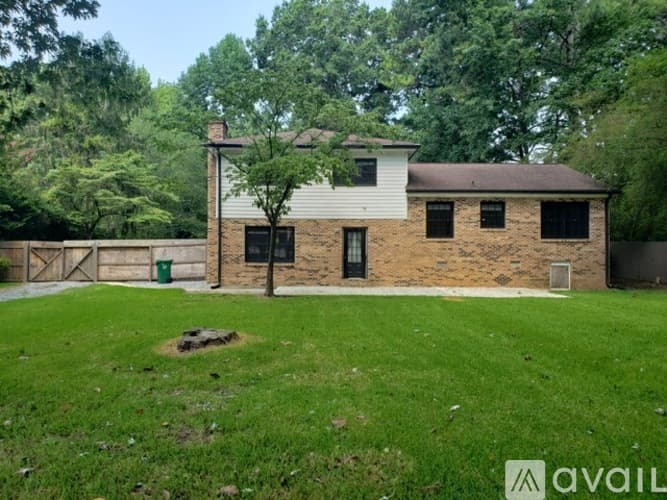 Dunwoody House: 5649 Roberts Dr