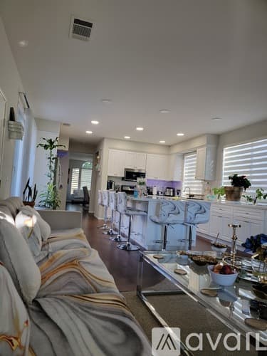 Corona House: Rochelle Lane