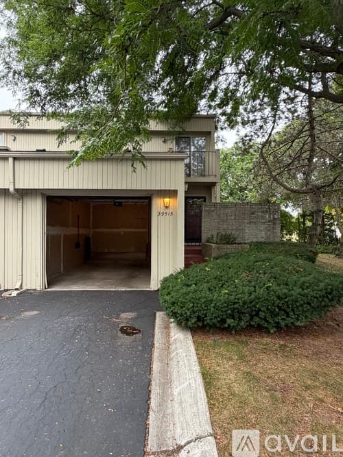 Novi Condo: 39515 Country Lane