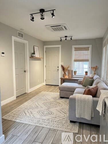 Tampa House: 701 E Hanlon St