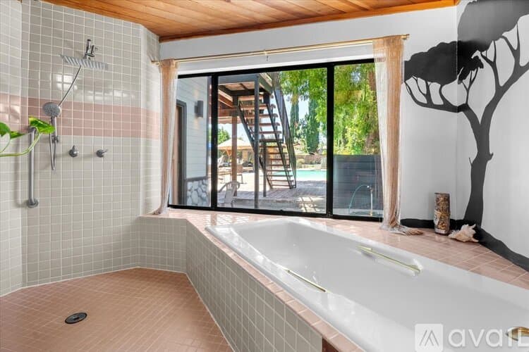 Los Angeles House: Collins St