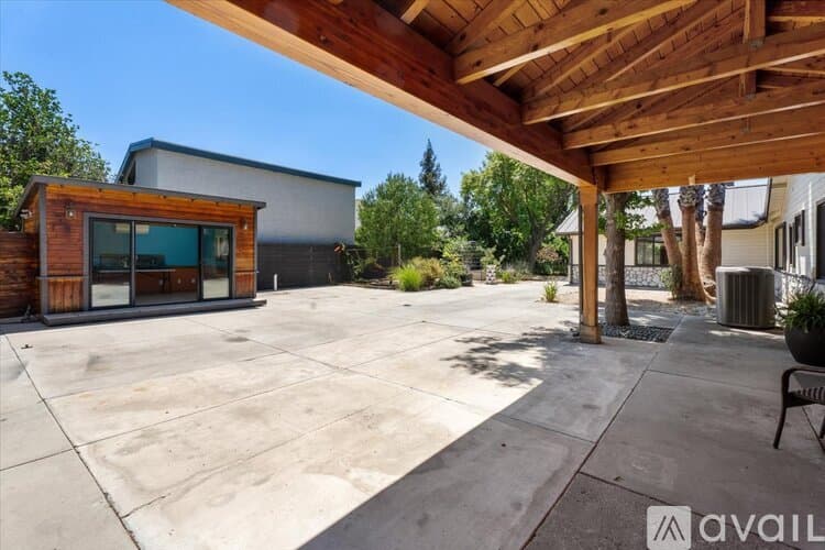 Los Angeles House: Collins St