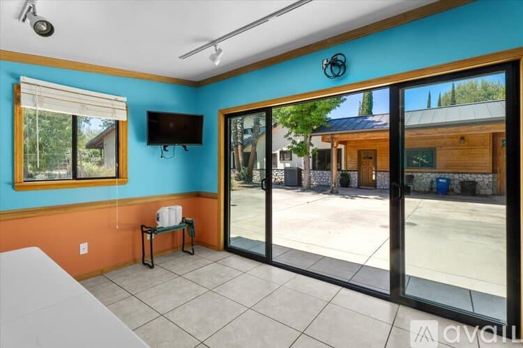Los Angeles House: Collins St