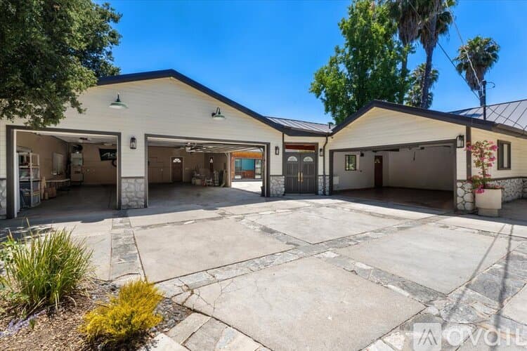 Los Angeles House: Collins St