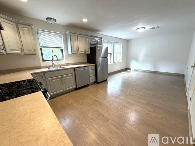 Dedham Apartment: 329 East St