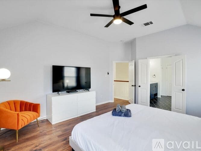 Haltom City House: 5832 Clear Creek Dr