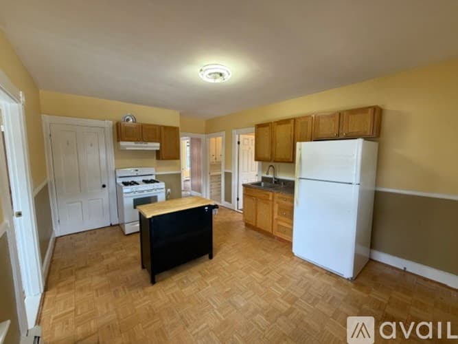 Coventry Apartment: 43 Pilgrim Ave