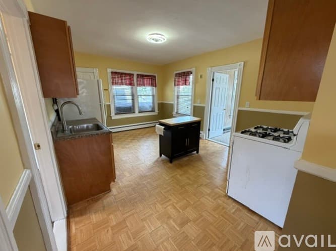 Coventry Apartment: 43 Pilgrim Ave