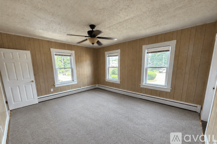 Coventry Apartment: 43 Pilgrim Ave
