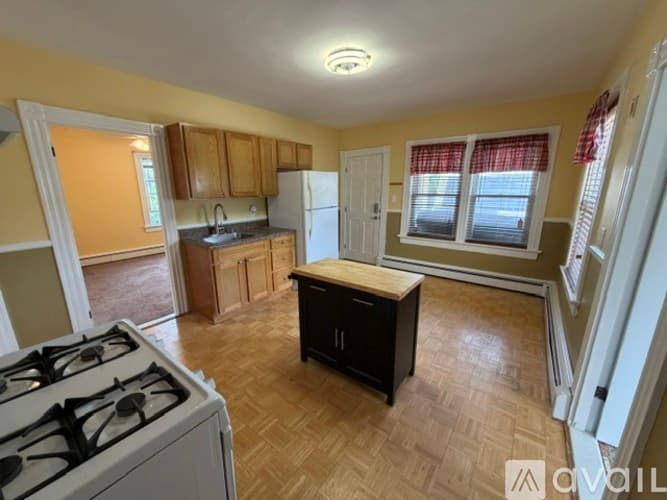 Coventry Apartment: 43 Pilgrim Ave