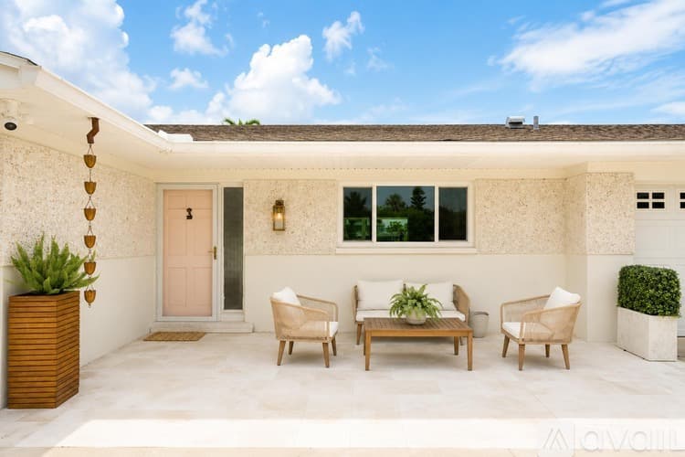 St. Pete Beach House: 2882 W Vina Del Mar Blvd