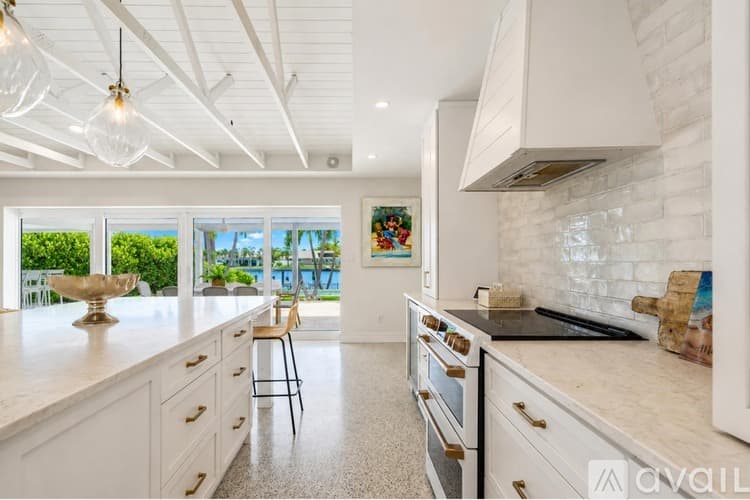 St. Pete Beach House: 2882 W Vina Del Mar Blvd