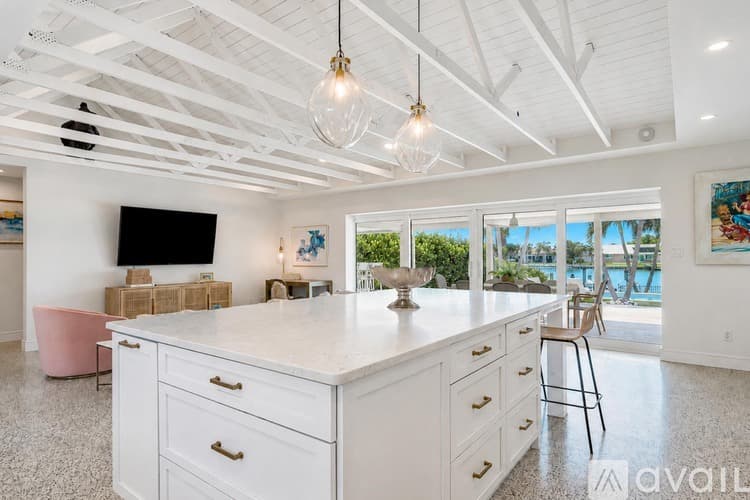 St. Pete Beach House: 2882 W Vina Del Mar Blvd