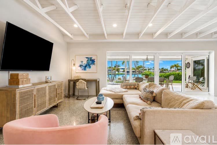 St. Pete Beach House: 2882 W Vina Del Mar Blvd