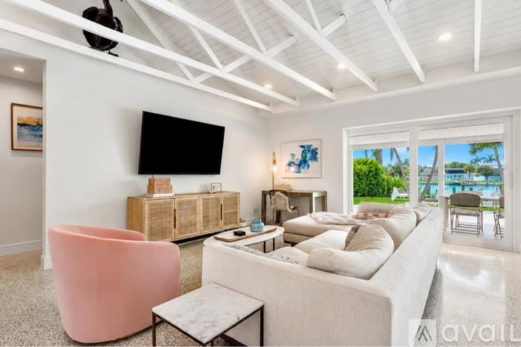St. Pete Beach House: 2882 W Vina Del Mar Blvd