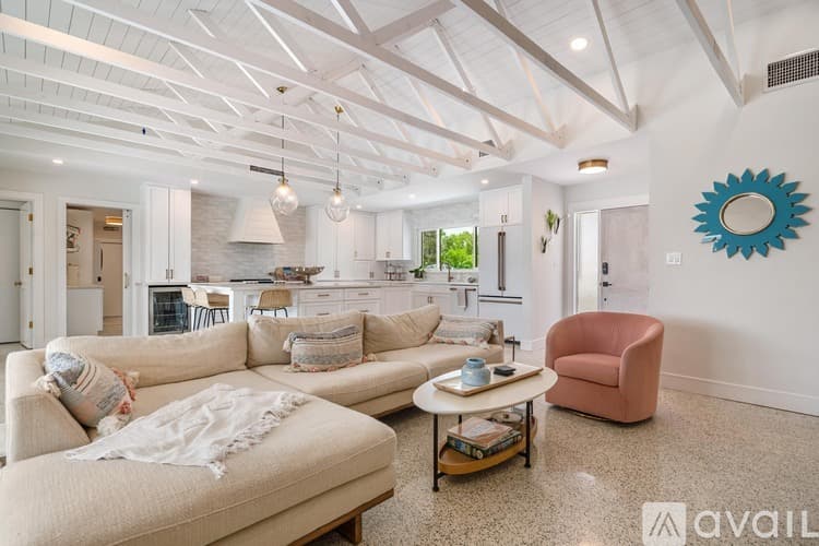 St. Pete Beach House: 2882 W Vina Del Mar Blvd
