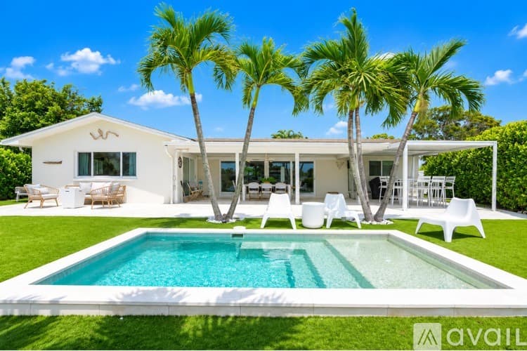 St. Pete Beach House: 2882 W Vina Del Mar Blvd