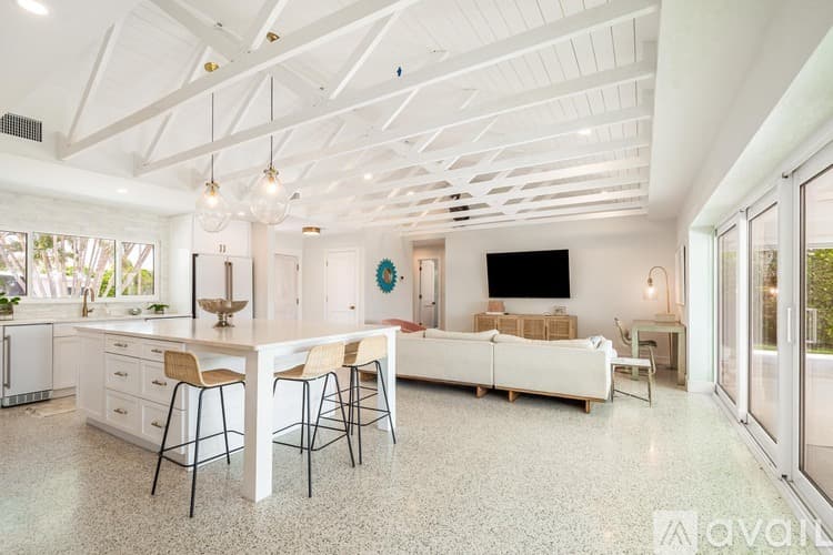 St. Pete Beach House: 2882 W Vina Del Mar Blvd