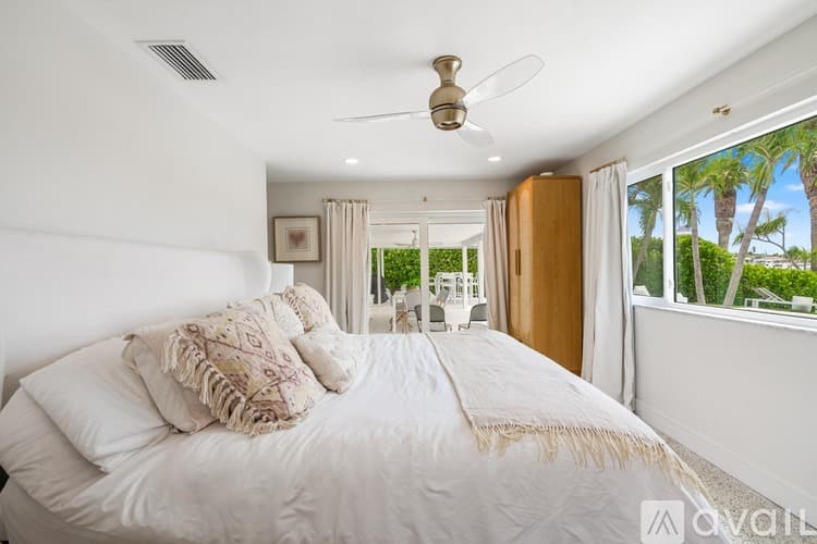 St. Pete Beach House: 2882 W Vina Del Mar Blvd