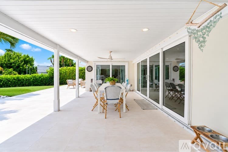 St. Pete Beach House: 2882 W Vina Del Mar Blvd