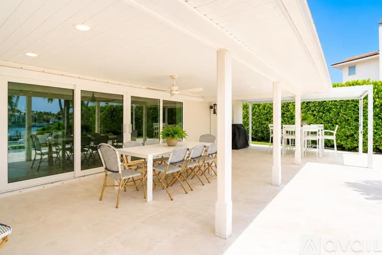 St. Pete Beach House: 2882 W Vina Del Mar Blvd
