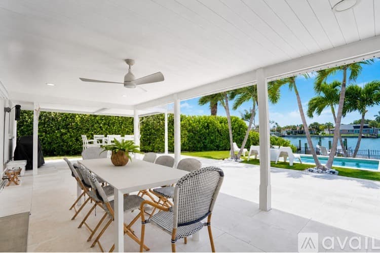 St. Pete Beach House: 2882 W Vina Del Mar Blvd