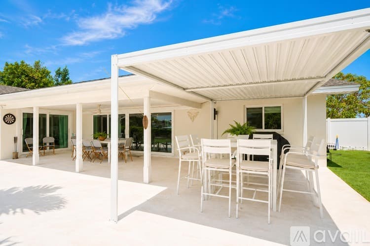 St. Pete Beach House: 2882 W Vina Del Mar Blvd