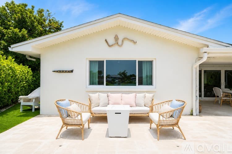 St. Pete Beach House: 2882 W Vina Del Mar Blvd