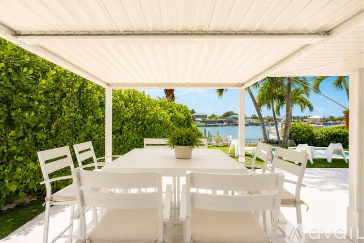 St. Pete Beach House: 2882 W Vina Del Mar Blvd
