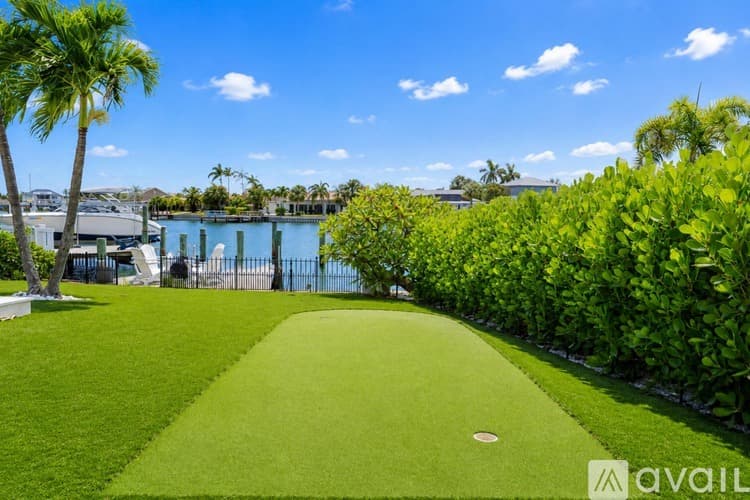 St. Pete Beach House: 2882 W Vina Del Mar Blvd