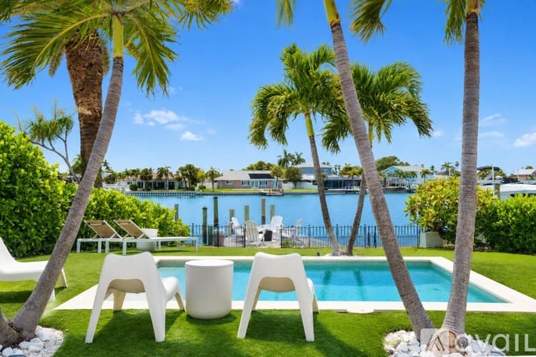 St. Pete Beach House: 2882 W Vina Del Mar Blvd