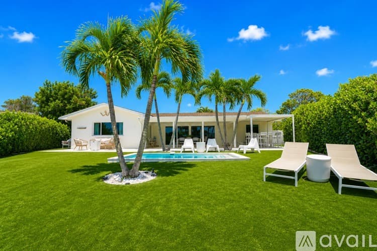 St. Pete Beach House: 2882 W Vina Del Mar Blvd